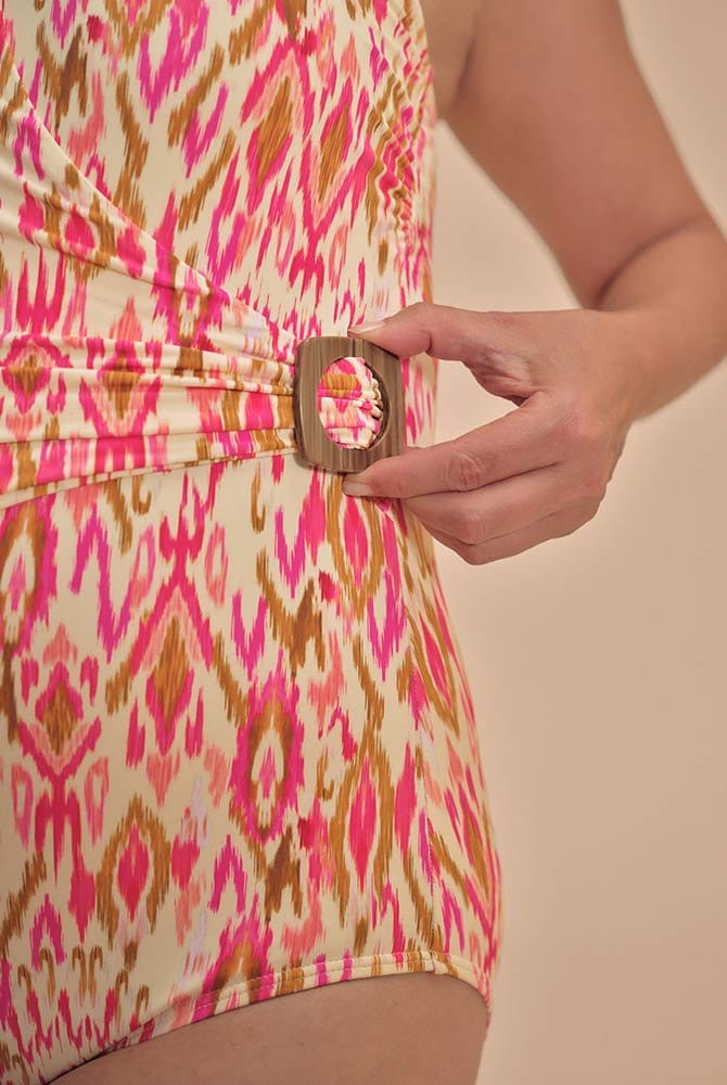 Amoena Prothesen-Badeanzug Istria HB 71809 grapefruit/bunt - Nahansicht Vorderseite mit Zierspange