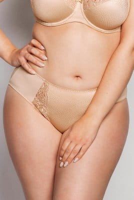 Ulla-Slip-Ella 3632 in der Farbe biskuit in der Vorderansicht am Modell