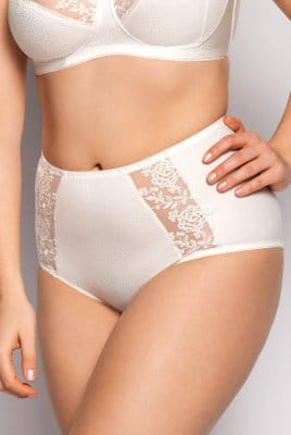 Ulla-Miederslip Ella 3610 in der Farbe ecru in der Vorderansicht am Modell mit BH