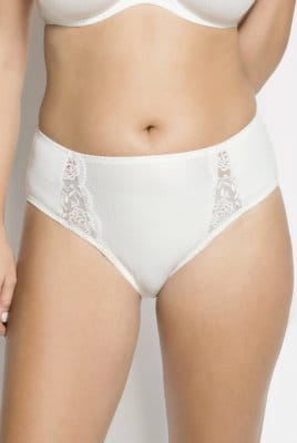 Ulla-Slip-Ella 3632 in der Farbe ecru in der Vorderansicht am Modell mit BH