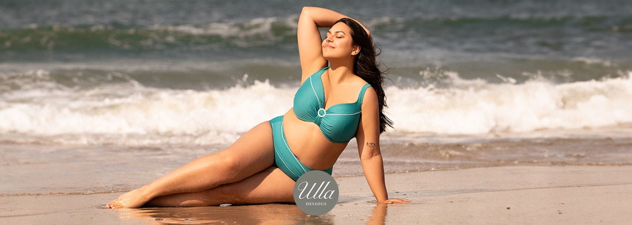 Eine junge, mollige Frau am Strand in Bikini Portofino