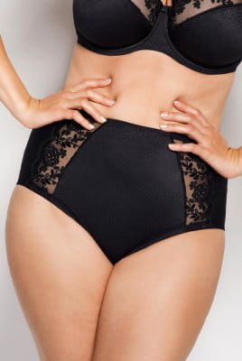 Ulla-Miederslip Ella 3610 in der Farbe schwarz in der Vorderansicht am Modell mit BH