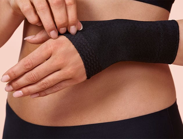 Armstrümpfe und Handschuhe