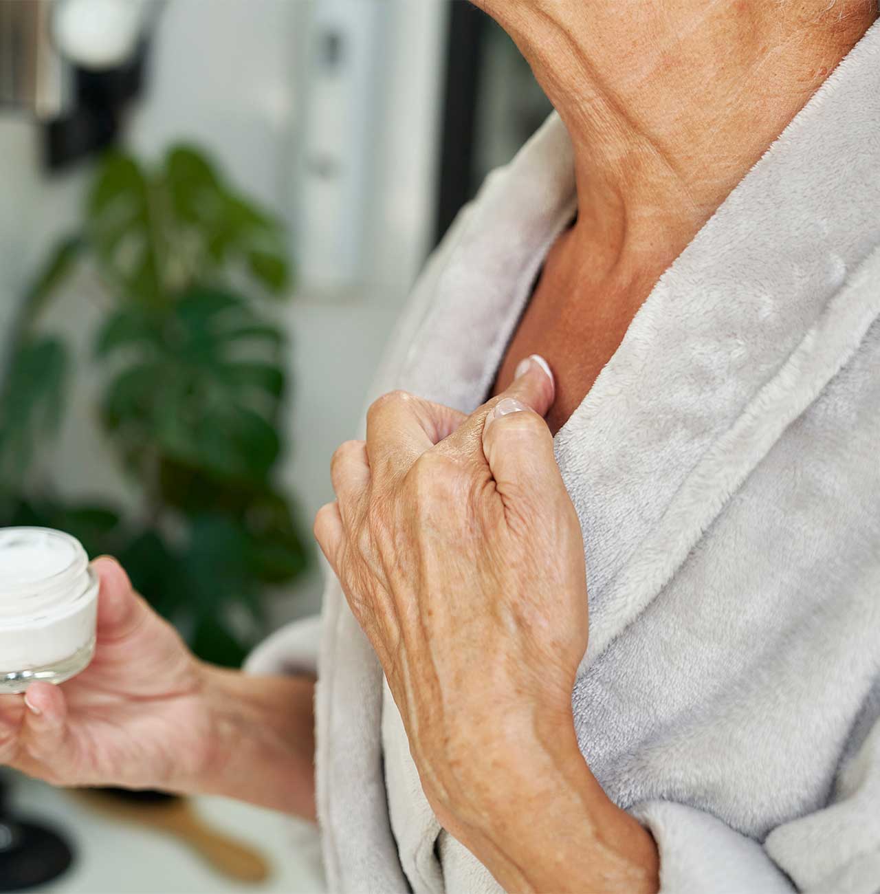 Sanfte Narbenmassage mit Creme auf den Fingerkuppen