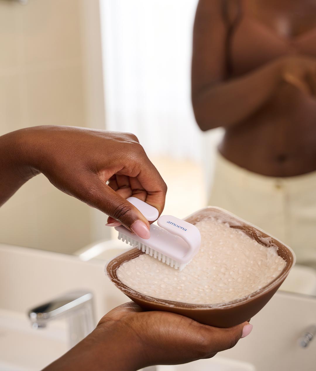 Reinigung der Haftfläche einer Contact Brustprothese mit der Spezialbürste von Amoena